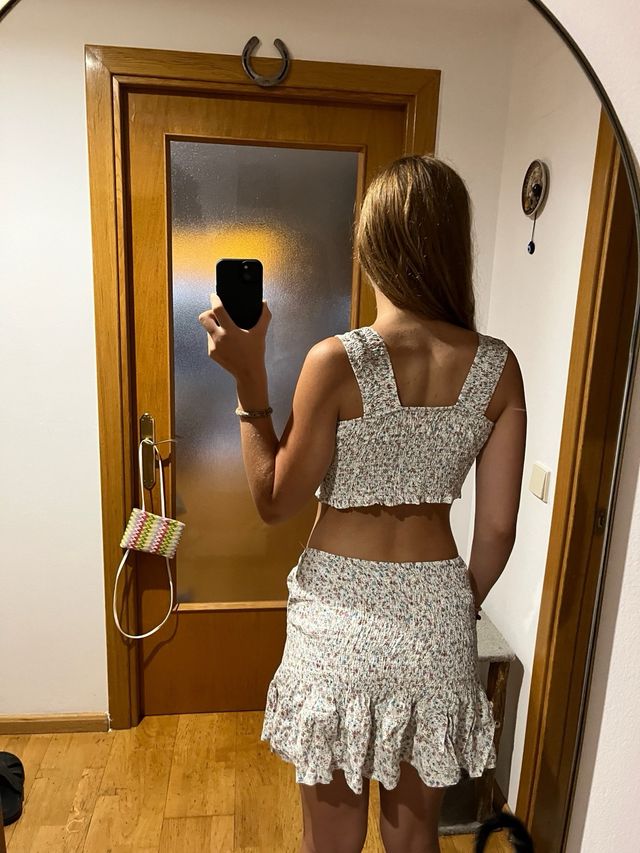 Conjunto floral crop top y falda. precio negociabl