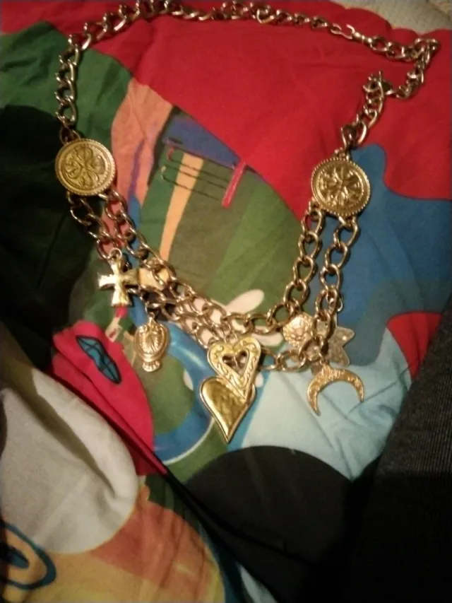 Cadena de hombro dorada con dijes