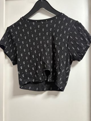 Top corto negro con estampado de rayos