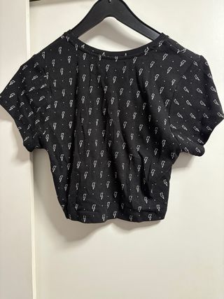 Top corto negro con estampado de rayos