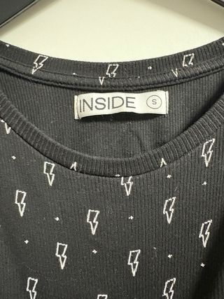 Top corto negro con estampado de rayos