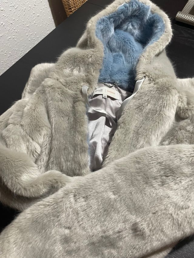 Chaqueta de pelo con capucha