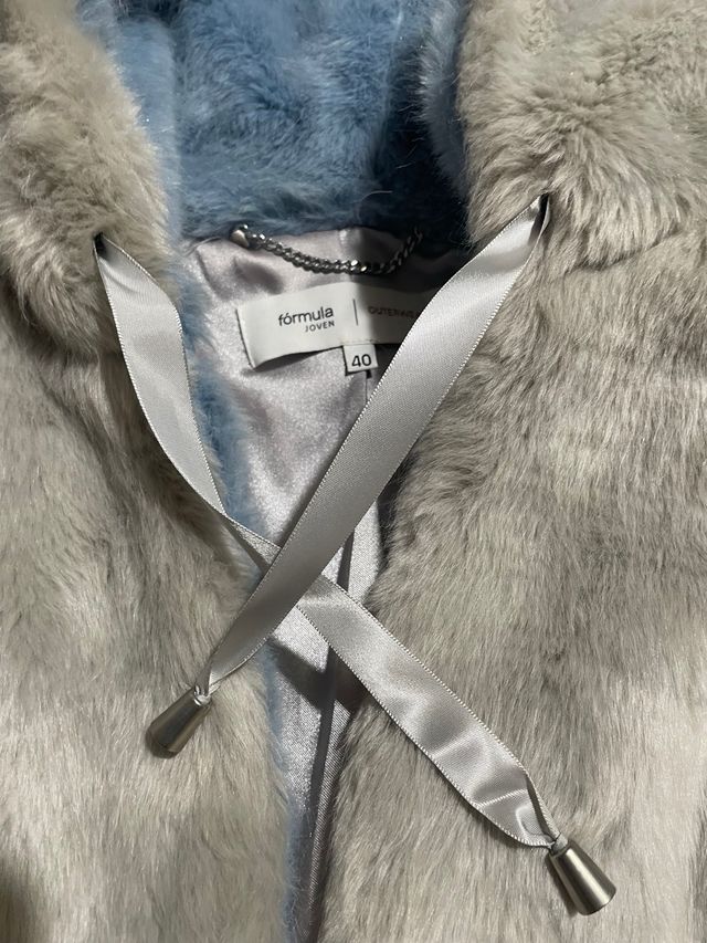 Chaqueta de pelo con capucha