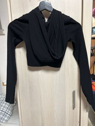 Sudadera corta negra con cremallera