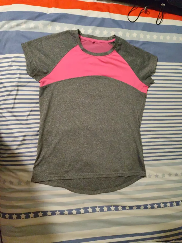 Camiseta deportiva gris y rosa