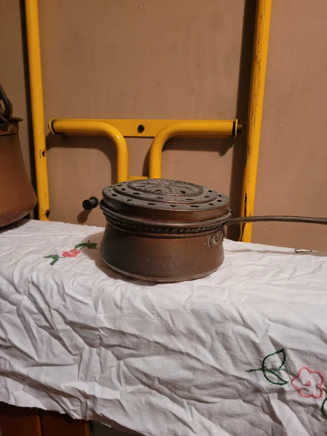 Antico scaldino in rame con manico