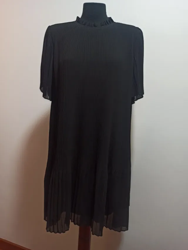 Vestido negro plisado con cuello alto
