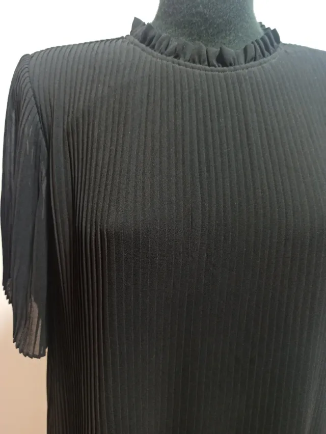 Vestido negro plisado con cuello alto