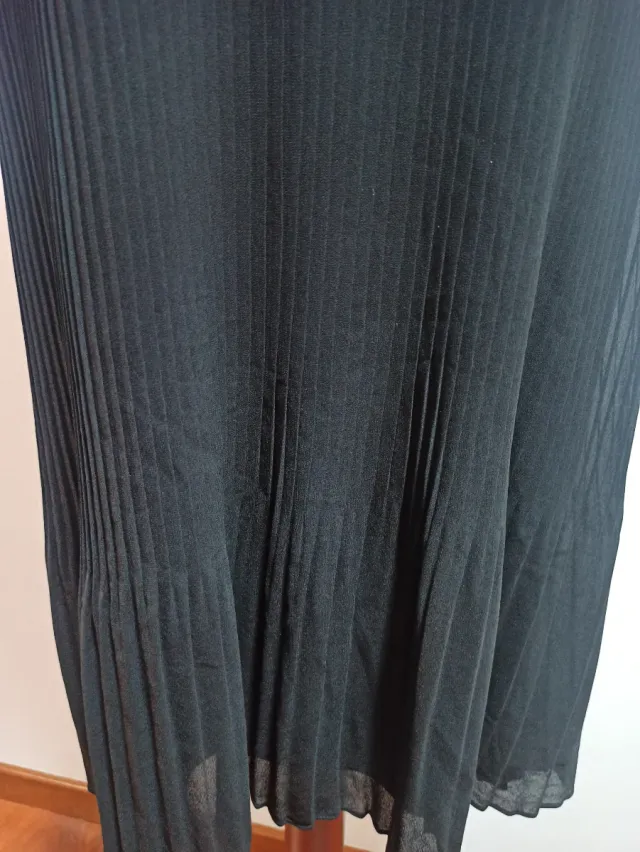 Vestido negro plisado con cuello alto