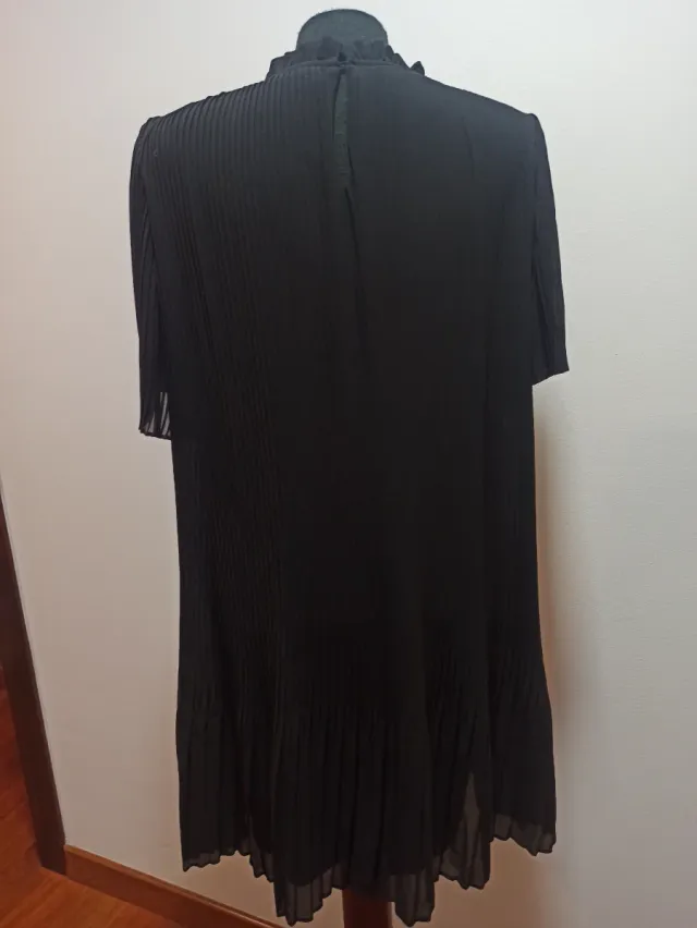 Vestido negro plisado con cuello alto