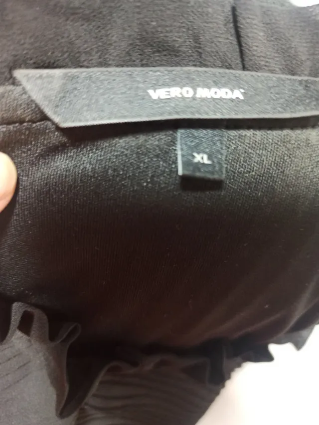 Vestido negro plisado con cuello alto