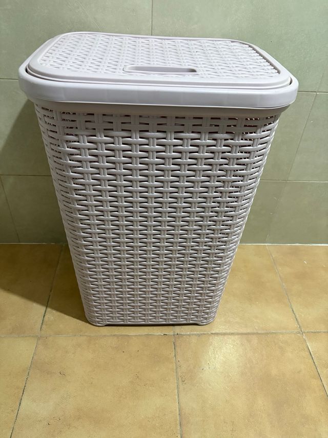 Cesta de ropa rosa de plástico