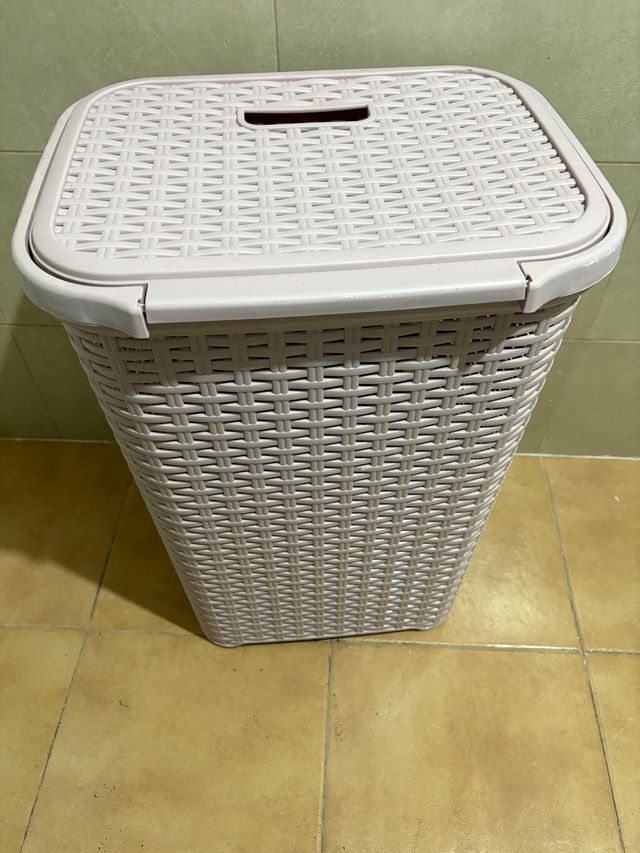 Cesta de ropa rosa de plástico