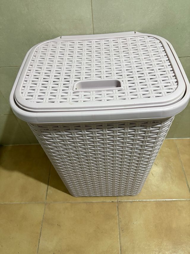 Cesta de ropa rosa de plástico