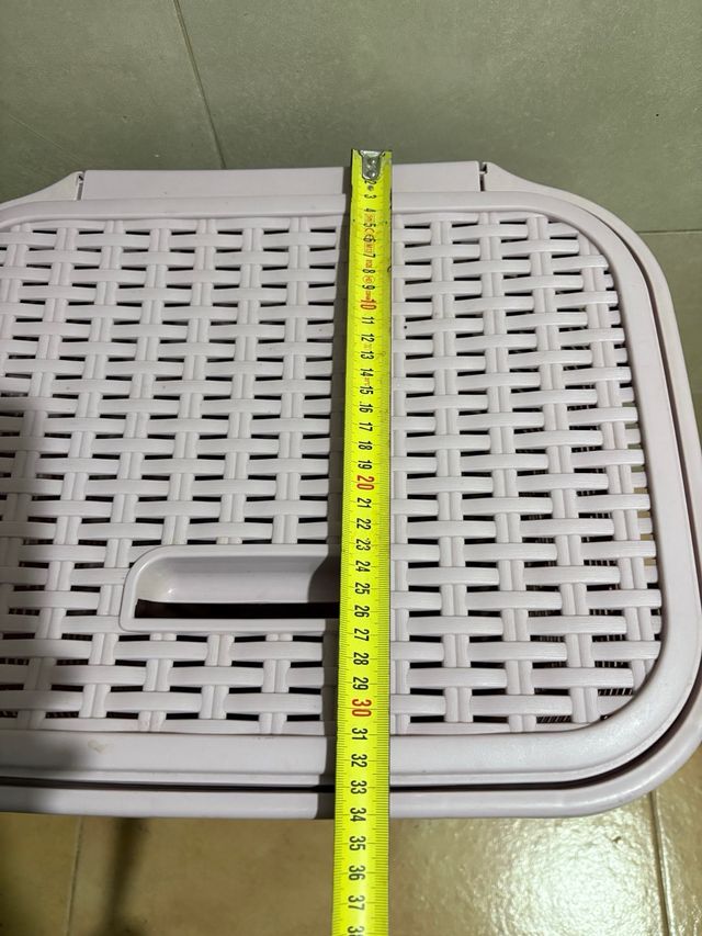 Cesta de ropa rosa de plástico