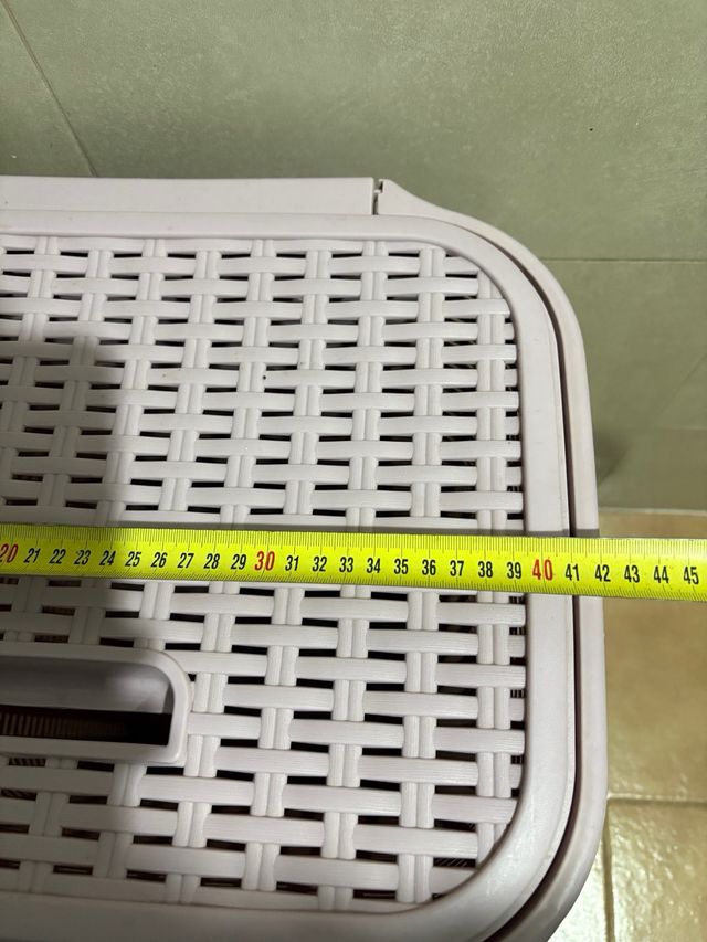 Cesta de ropa rosa de plástico