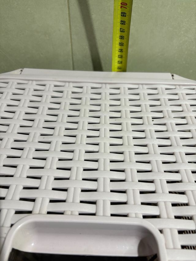 Cesta de ropa rosa de plástico