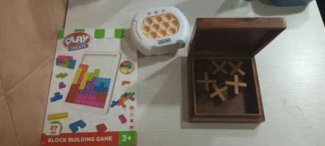 Juegos infantiles: Bloques y 3 en raya y popis.