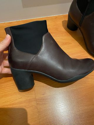 Botines Clark’s de piel, color berenjena