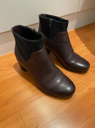 Botines Clark’s de piel, color berenjena