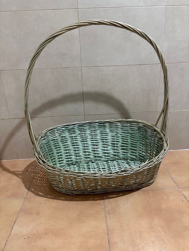 Cesta de mimbre ovalada con asa