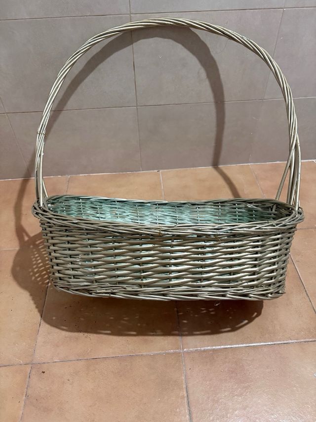 Cesta de mimbre ovalada con asa