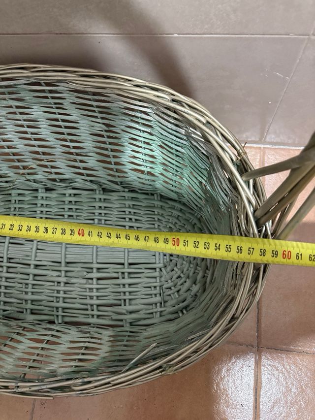 Cesta de mimbre ovalada con asa