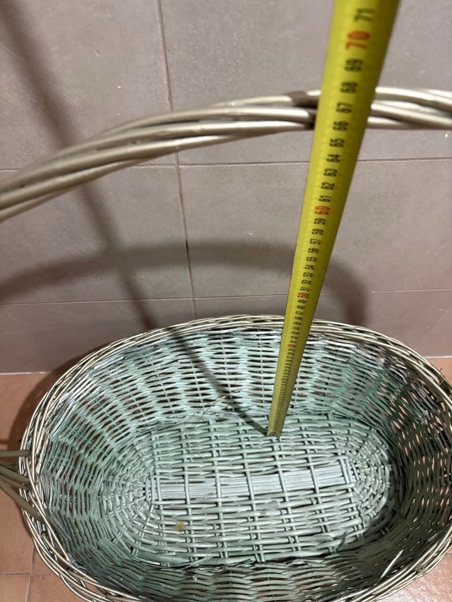 Cesta de mimbre ovalada con asa