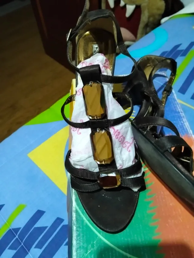 Sandali con tacco nero con pietra dorata