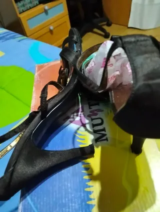 Sandalias tacón negras con piedra dorada