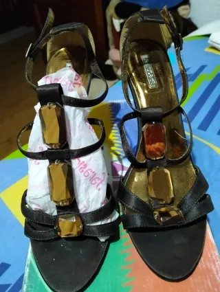 Sandalias tacón negras con piedra dorada