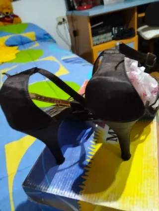 Sandalias tacón negras con piedra dorada