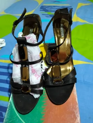 Sandalias tacón negras con piedra dorada