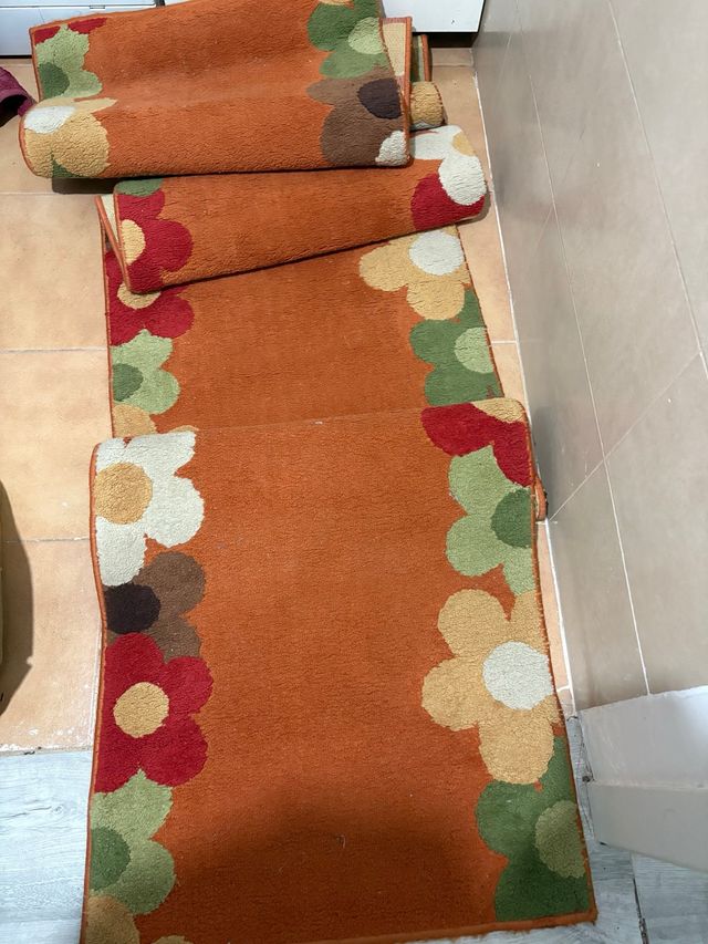 Alfombra de pasillo con flores