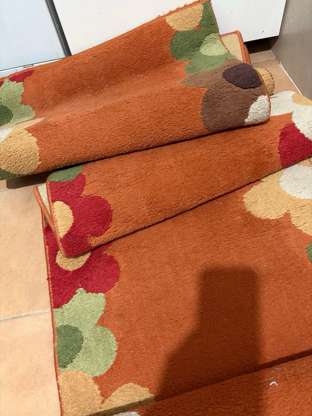 Alfombra de pasillo con flores