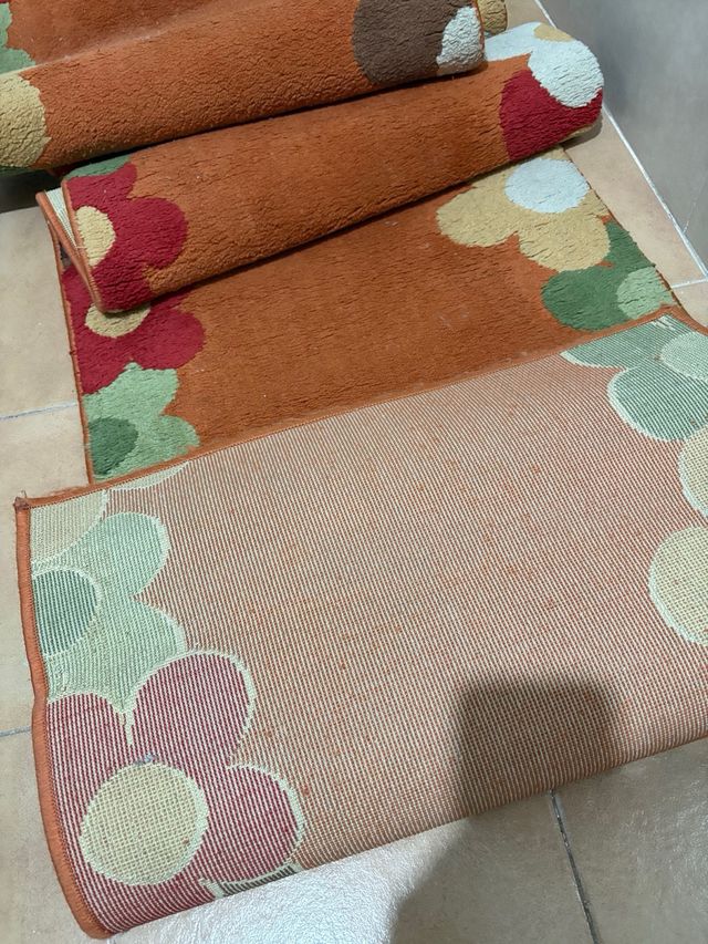 Alfombra de pasillo con flores
