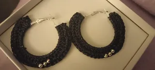 Pendientes Aro Crochet Negros con Bolitas Plateada