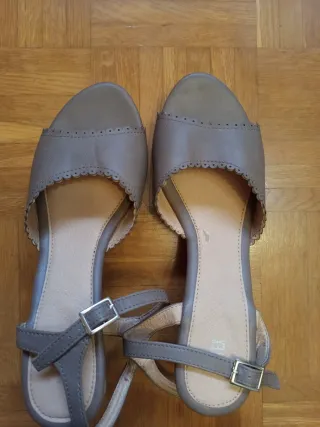 Sandalias marrones con tacón