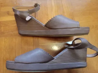 Sandalias marrones con tacón