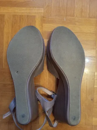 Sandalias marrones con tacón