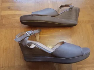 Sandalias marrones con tacón