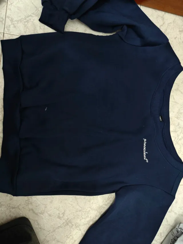 Sudadera azul con lazo blanco (se puede quitar)
