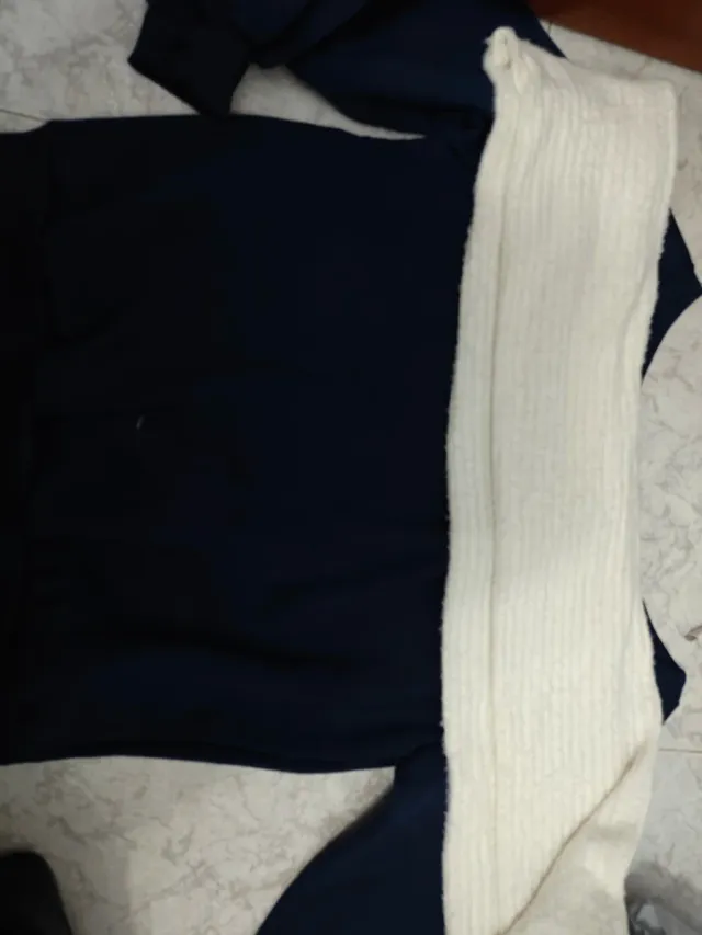 Sudadera azul con lazo blanco (se puede quitar)