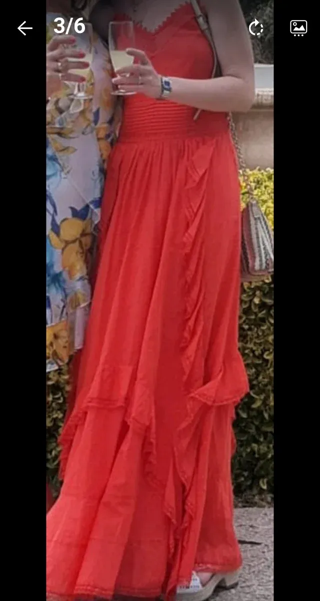 Vestido coral original con encaje y diseño único.