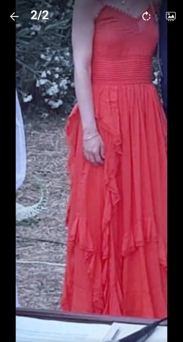 Vestido coral original con encaje y diseño único.