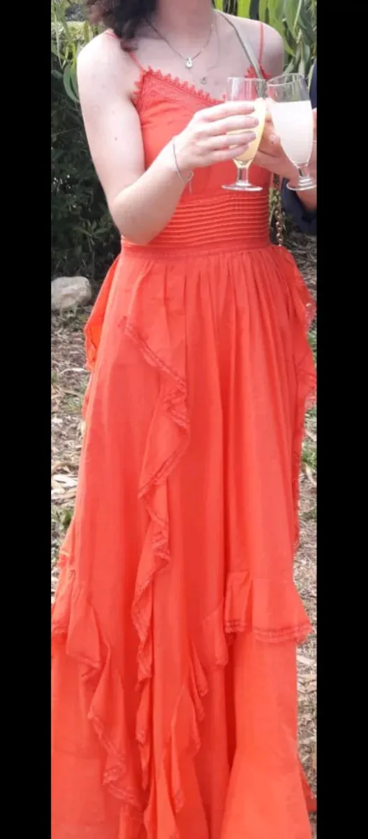 Vestido coral original con encaje y diseño único.