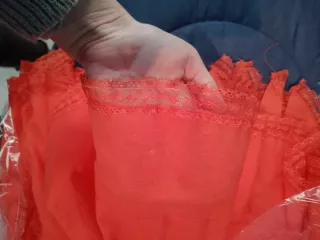 Vestido coral original con encaje y diseño único.