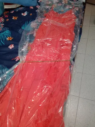 Vestido coral original con encaje y diseño único.