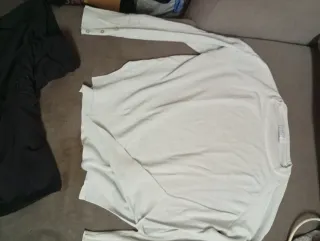 Jersey blanco y pantalón de pinzas