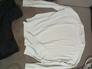 Jersey blanco y pantalón de pinzas